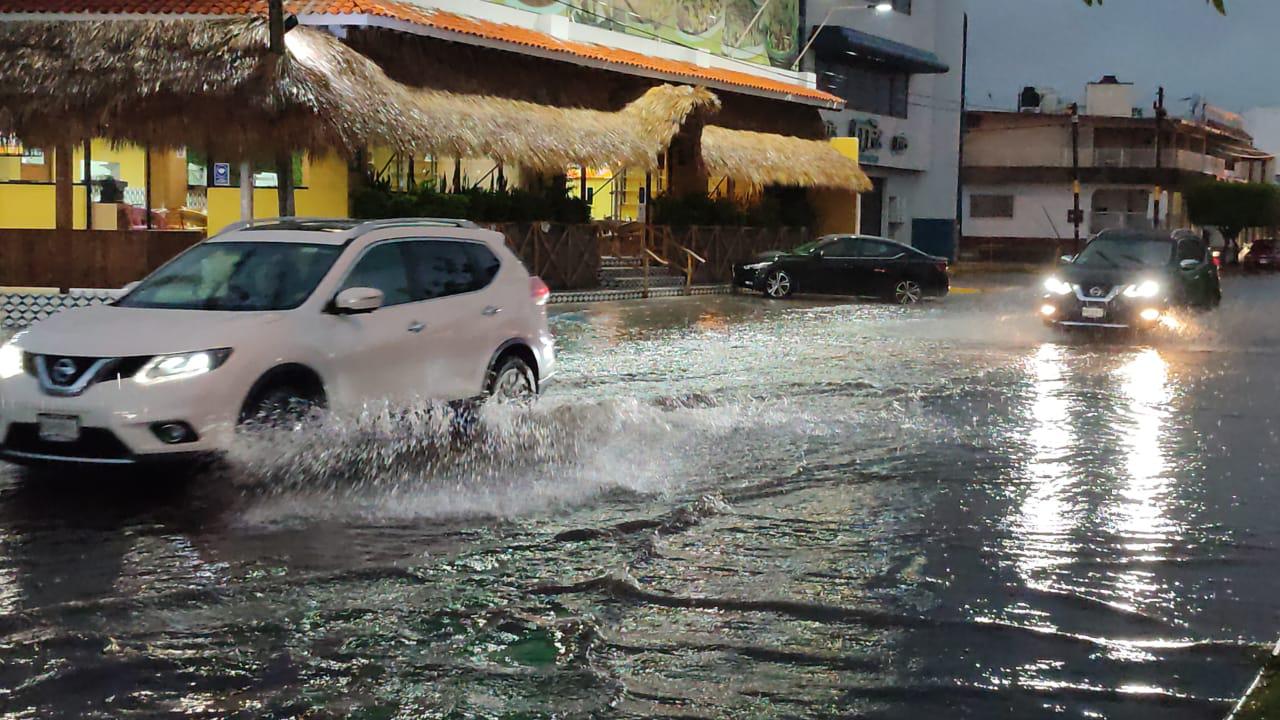 $!Toma en ‘hora pico’ lluvia a mazatlecos y a turistas