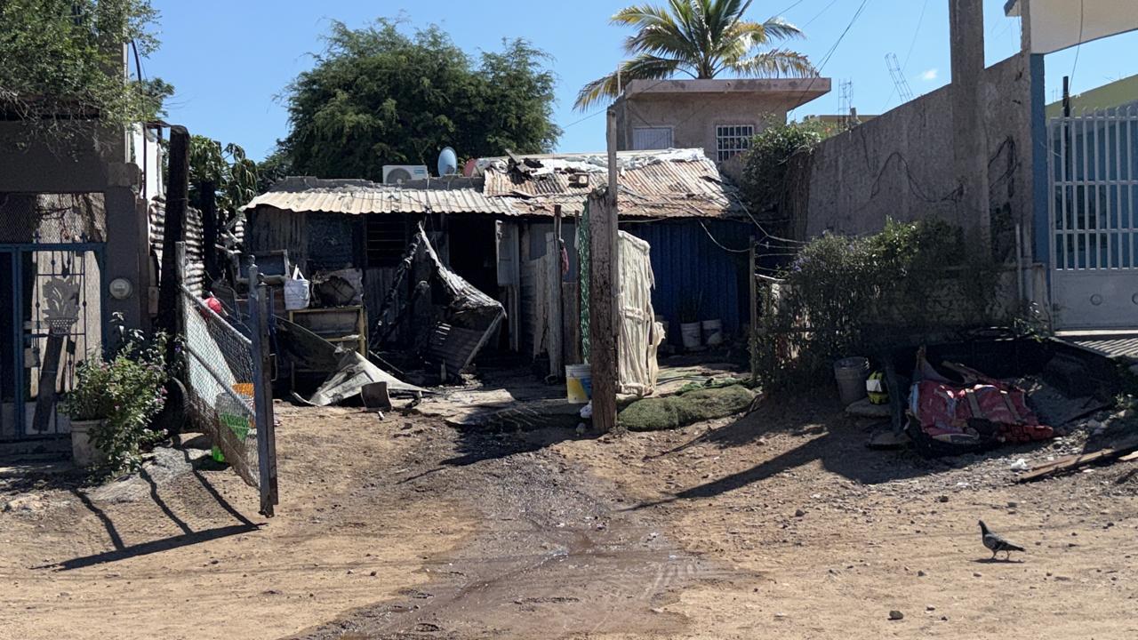 $!Privan de libertad a dos hombres e incendian una vivienda de la colonia Esthela Ortiz de Toledo, en Culiacán