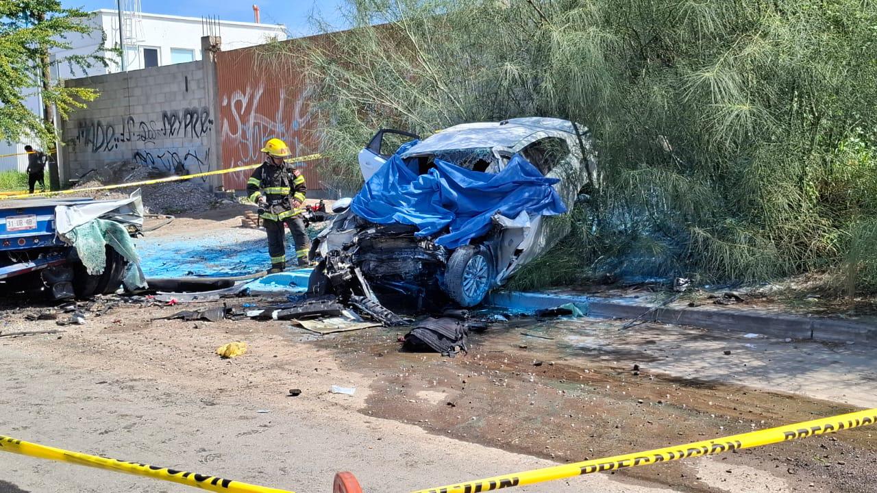 $!Mueren tres en aparatoso choque de un auto contra tráiler en Mazatlán