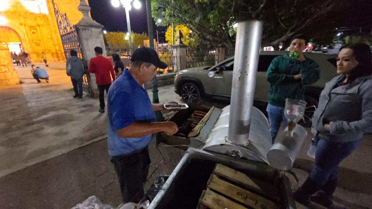 $!Tradición con sabor: José Luis Martínez, tres décadas de plátano enmielado en Rosario