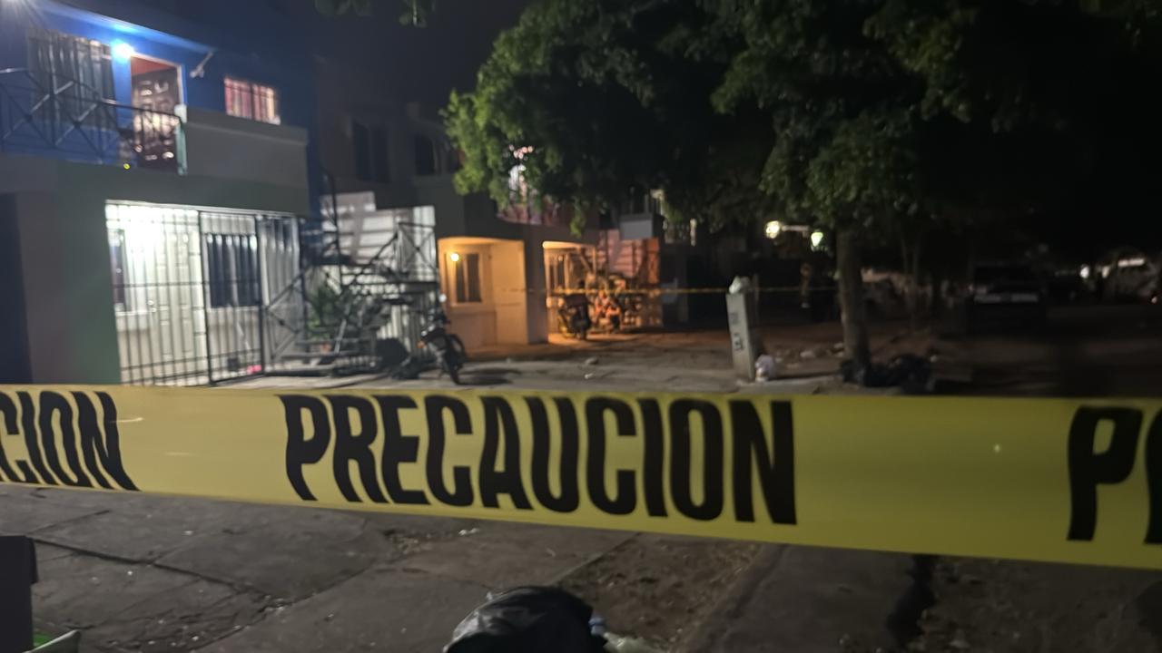 $!Civiles disparan contra domicilio habitado por una familia en el fraccionamiento Urbivilla del Prado, en Culiacán