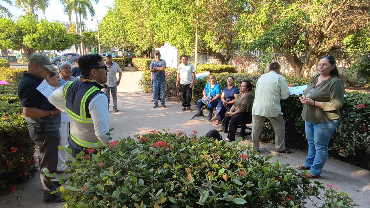 $!Usuarios toman oficinas de CFE en Rosario para exigir la refacturación de sus recibos con cobros justos