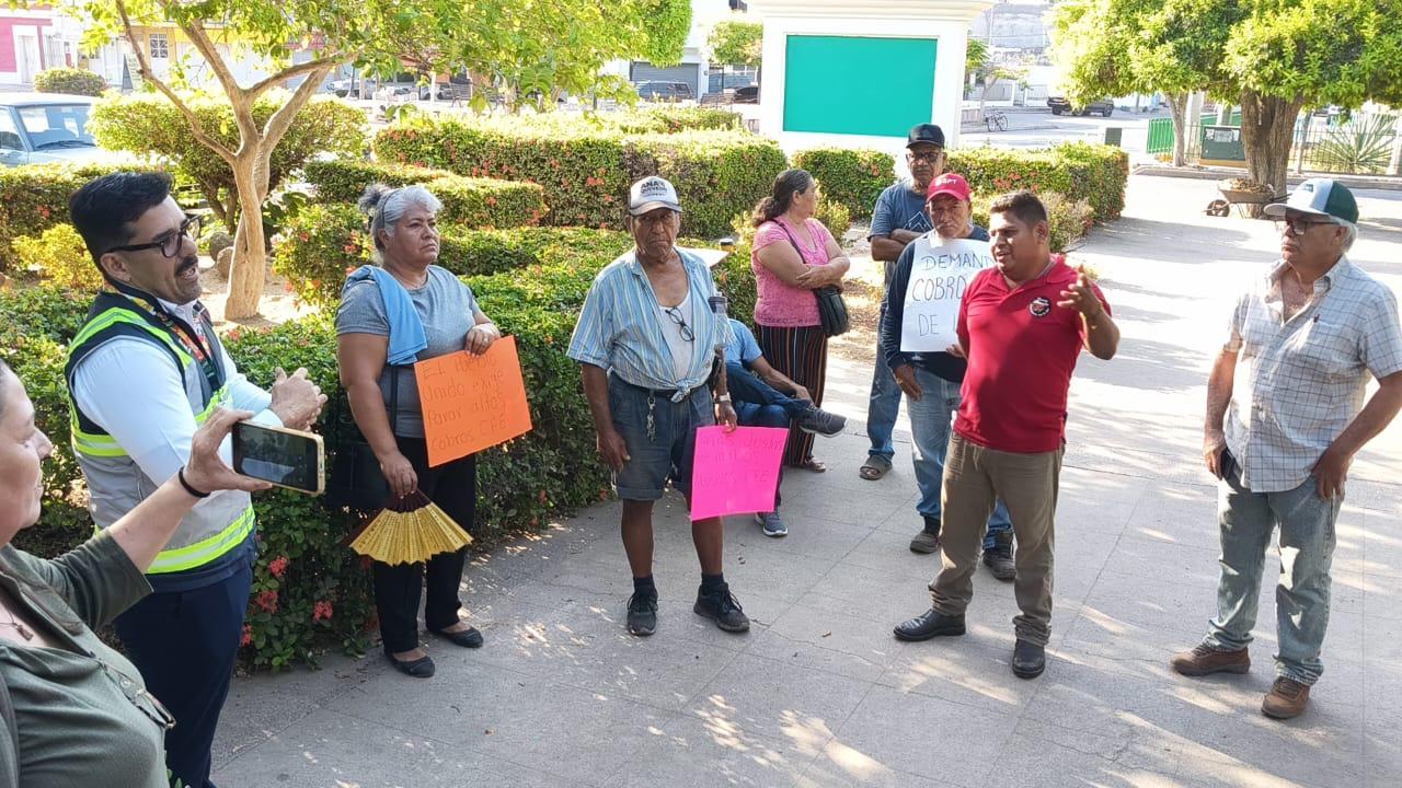 $!Usuarios toman oficinas de CFE en Rosario para exigir la refacturación de sus recibos con cobros justos