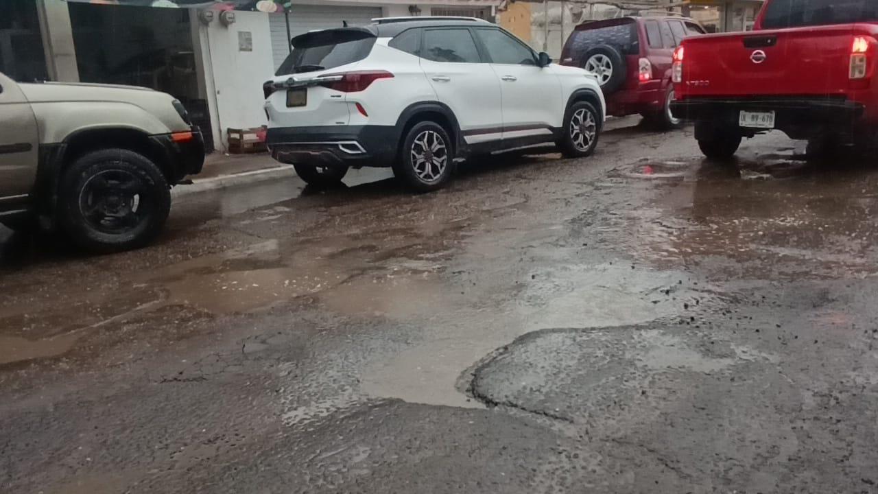 $!Lluvias dañan reencarpetado de avenida en Escuinapa