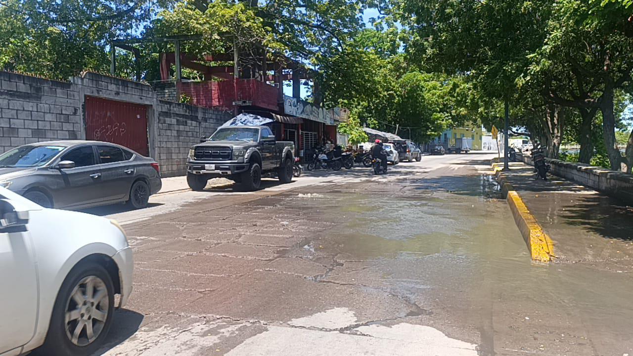 $!Alcantarilla arroja aguas residuales al arroyo Buñigas en Escuinapa