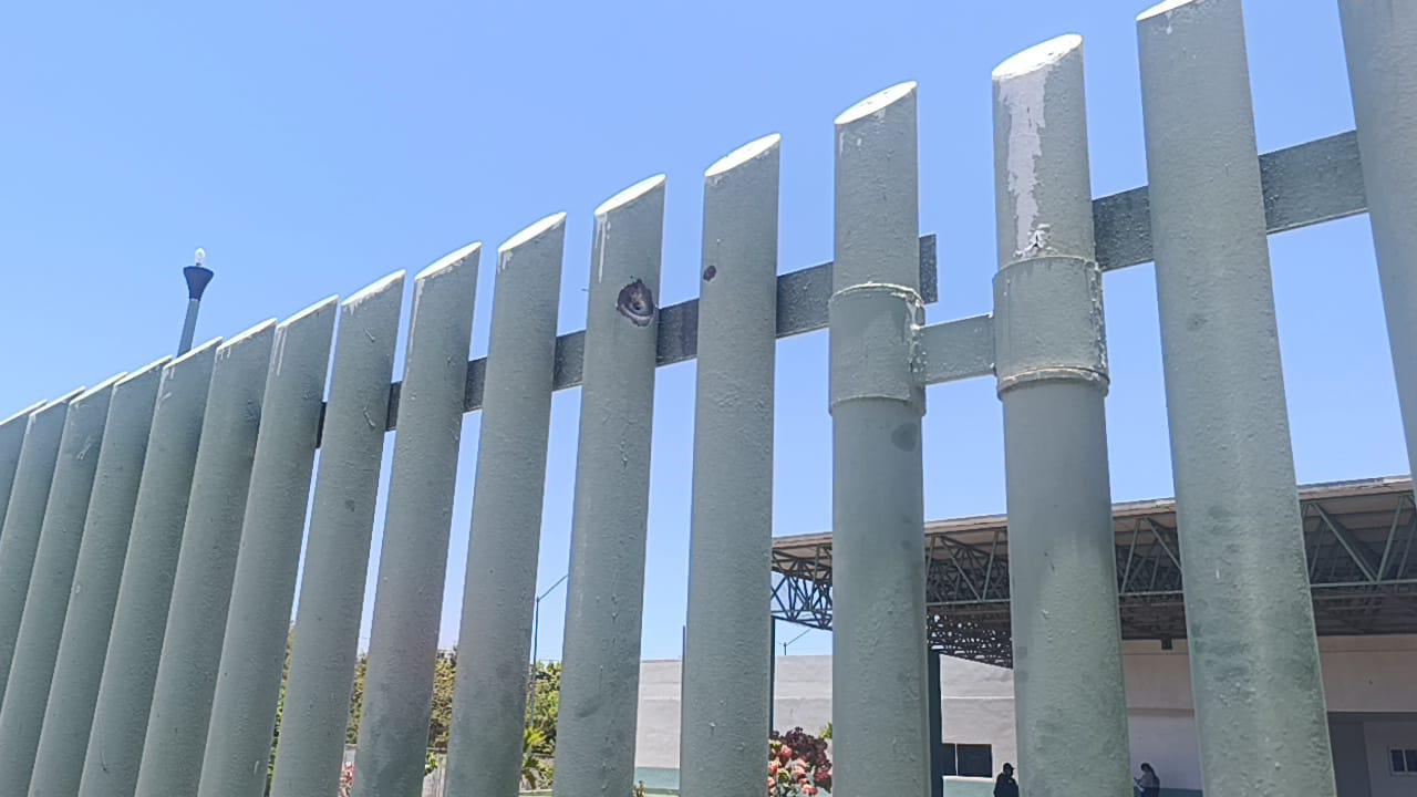 $!En medio de la balacera, usuarios del Hospital IMSS Bienestar de Escuinapa se refugian en la capilla del lugar