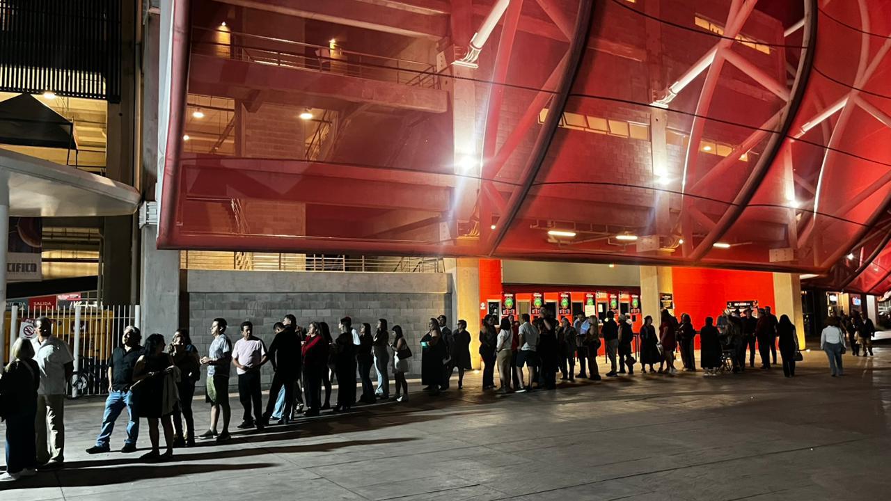 $!Elementos de seguridad resguardan largas filas previo a la coronación de los Juegos Florales, en el Carnaval de Mazatlán