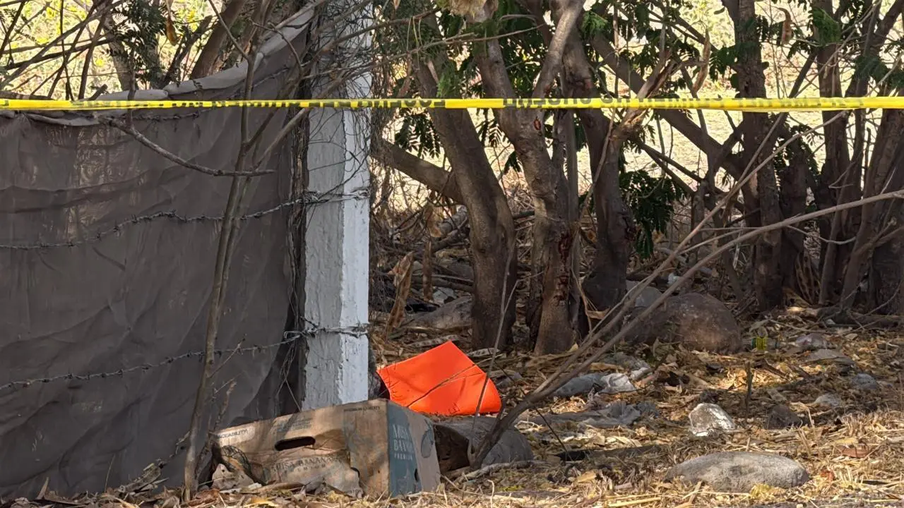 $!Hallan a un hombre asesinado y con mensaje a la orilla de La Costerita, en Culiacán