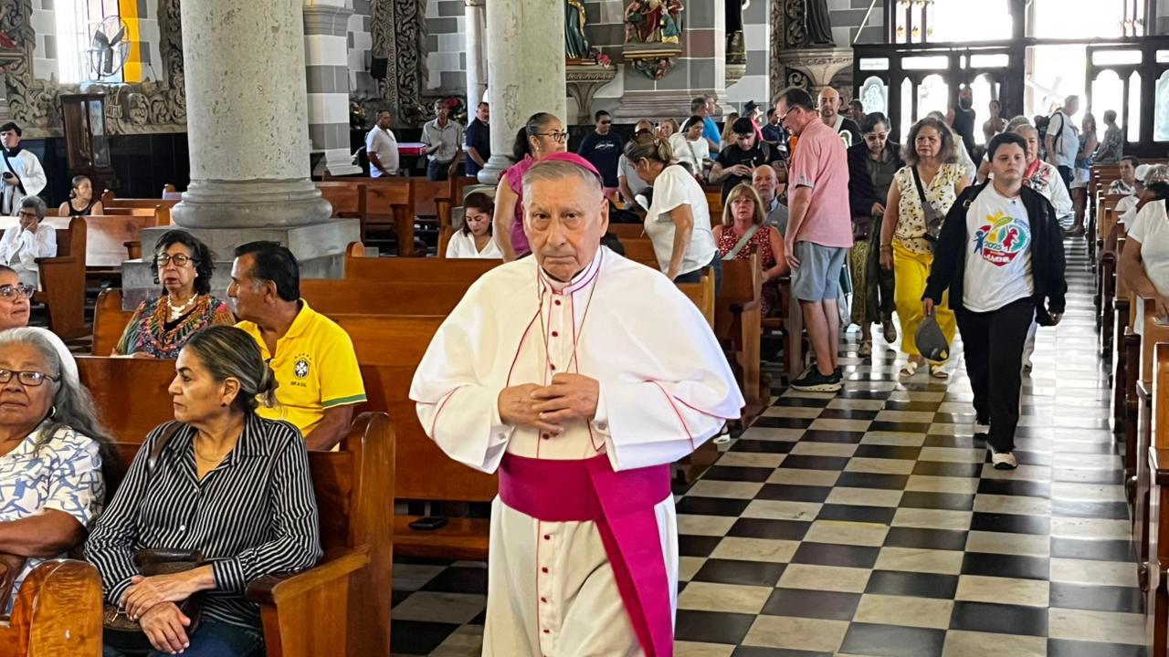 $!Celebran fieles mazatlecos la tradicional Procesión penitencial y por la paz