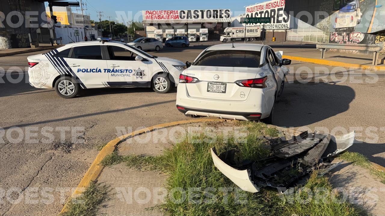 $!Auto choca contra ‘ranchobús’ en crucero del Libramiento Colosio y Clouthier en la Flores Magón, en Mazatlán