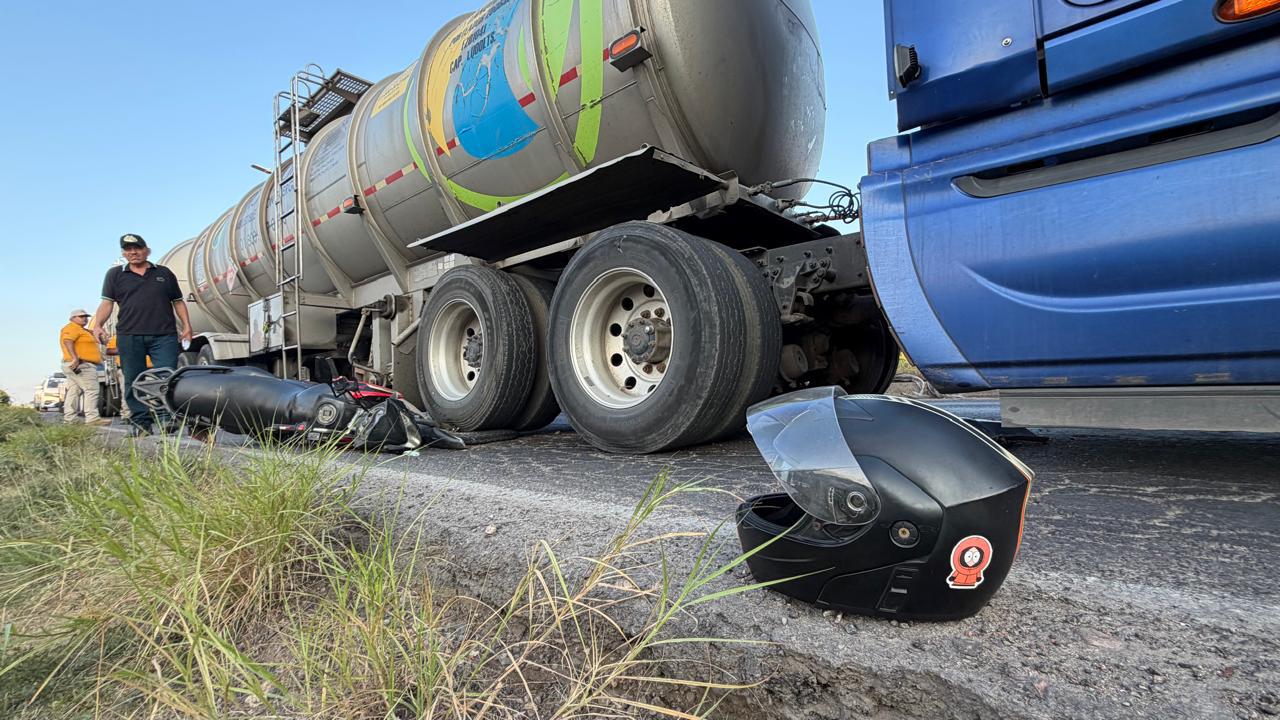$!Tráiler provoca carambola y aplasta moto en paso superior de Mazatlán; hay una lesionada
