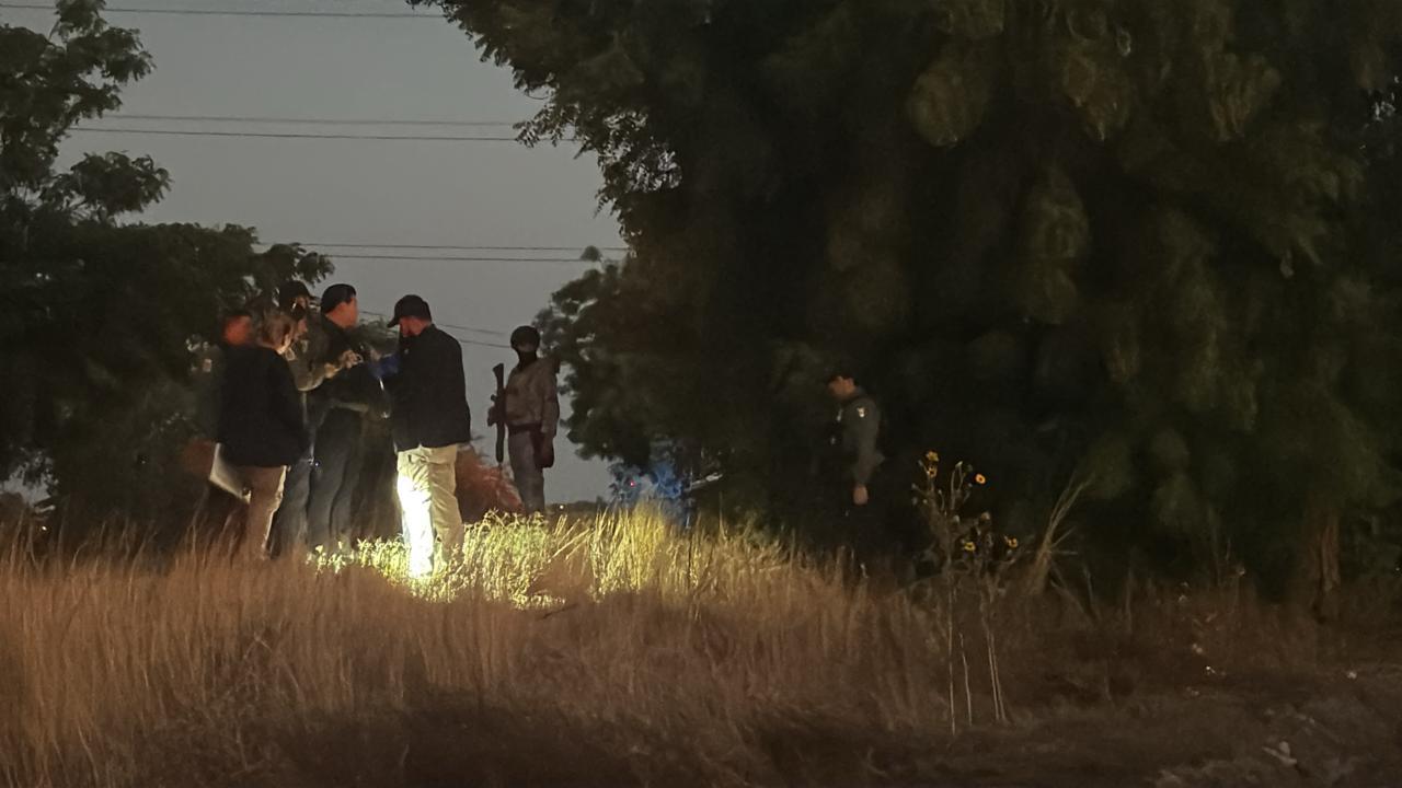 $!Muere motociclista tras derrapar y chocar contra un árbol en Navolato