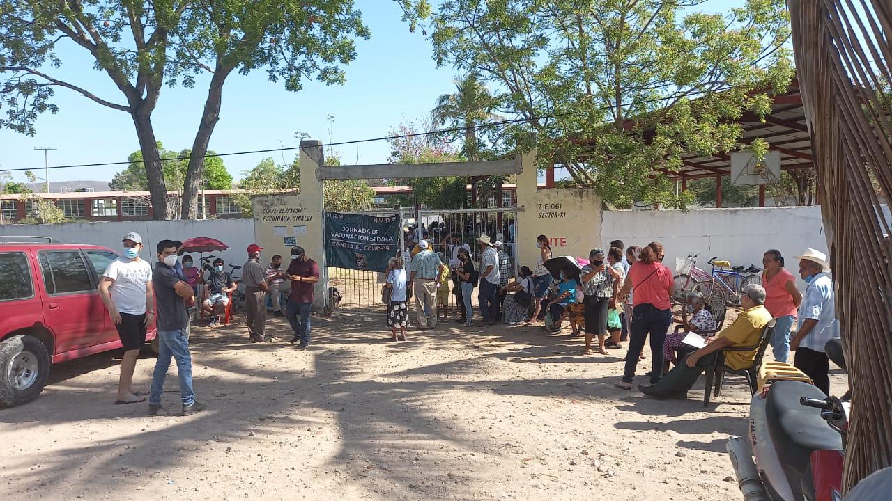 $!En Escuinapa, familiares de adultos mayores ‘velan’ para lograr las primeras fichas de la vacuna contra el Covid-19