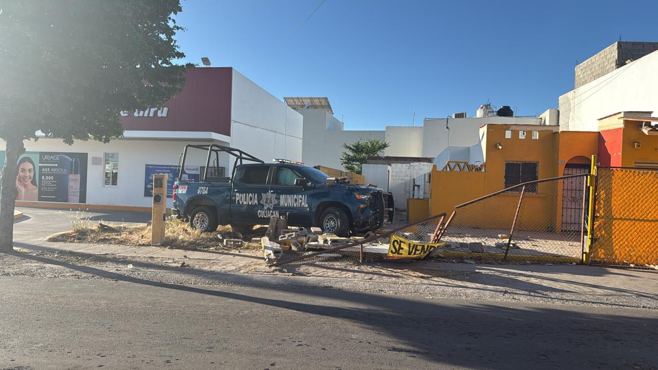$!Patrulla de la Policía Municipal de Culiacán se estrella contra domicilio tras percance vial en el fraccionamiento Villas del Rio