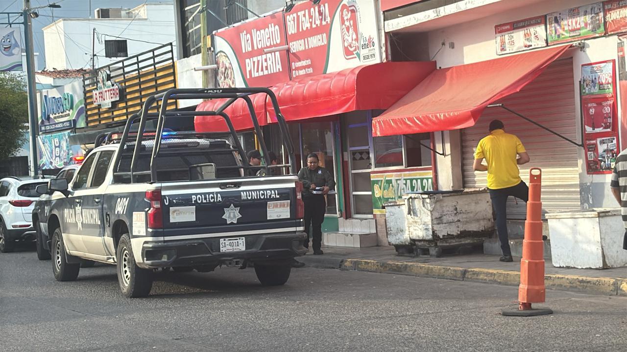 $!Hombre resulta herido de bala en expendio de cervezas, mientras trabajaba, en Culiacán