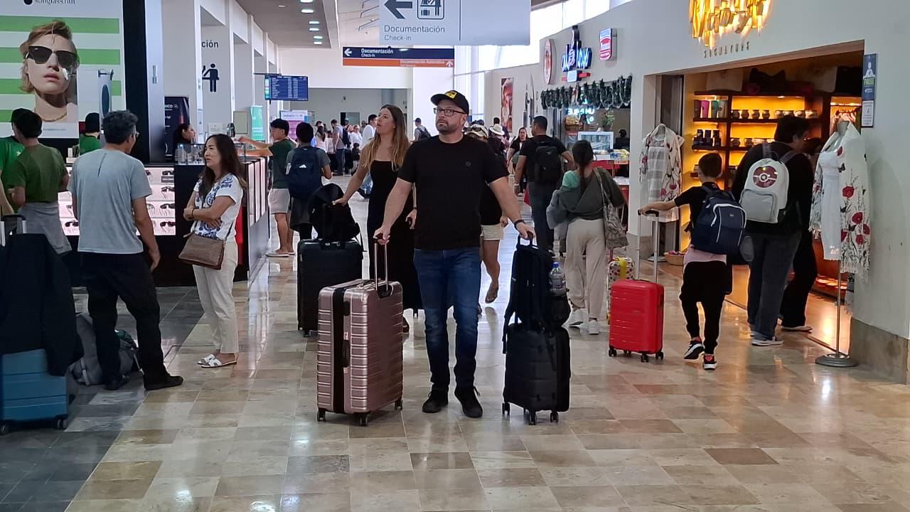 $!Intenso flujo de pasajeros este domingo en el Aeropuerto de Mazatlán