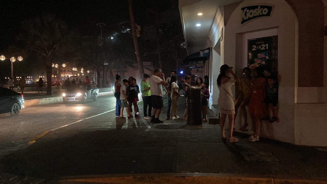 $!Más apagones en Mazatlán; se quejan familias y comerciantes del Centro
