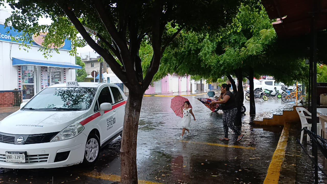 $!Llueve fuerte en el sur de Sinaloa; en Mazatlán las precipitaciones son acompañadas de rachas de viento y apagones