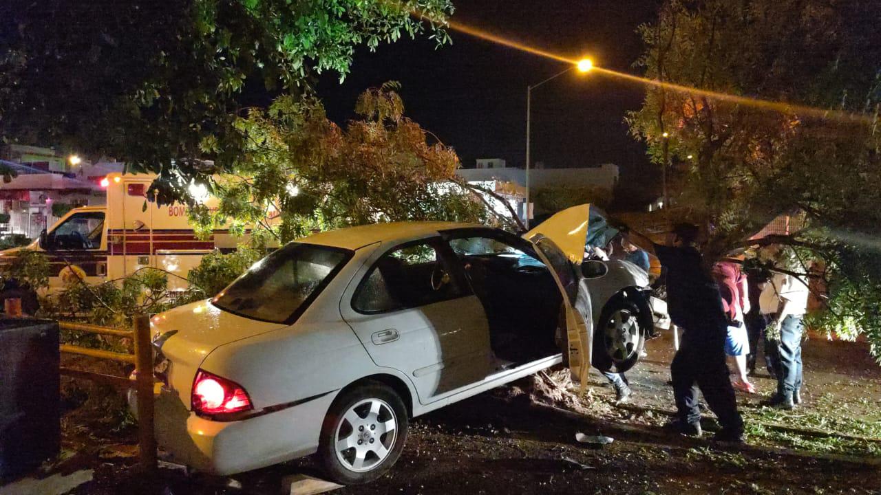 $!Choque contra árbol deja una mujer herida en Mazatlán