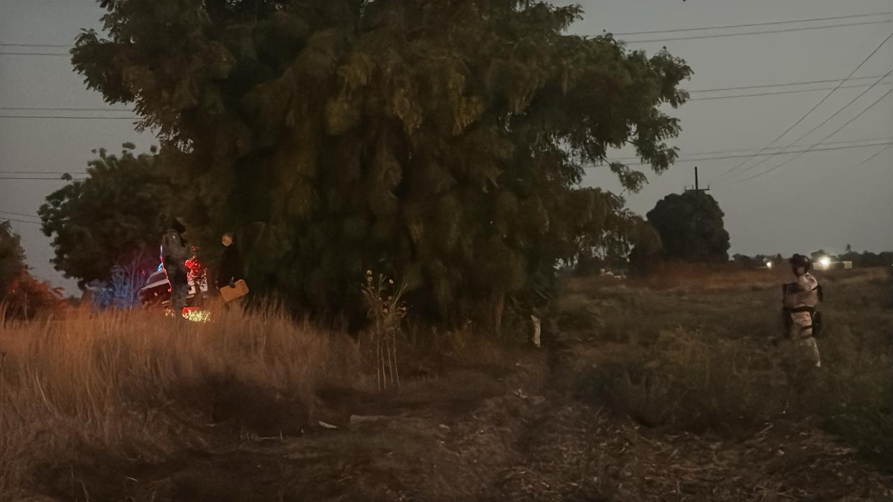 $!Muere motociclista tras derrapar y chocar contra un árbol en Navolato