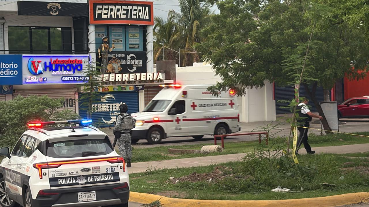 $!Persecución a balazos termina en choque en Glorieta Las Américas, en Culiacán; hay 3 heridos detenidos