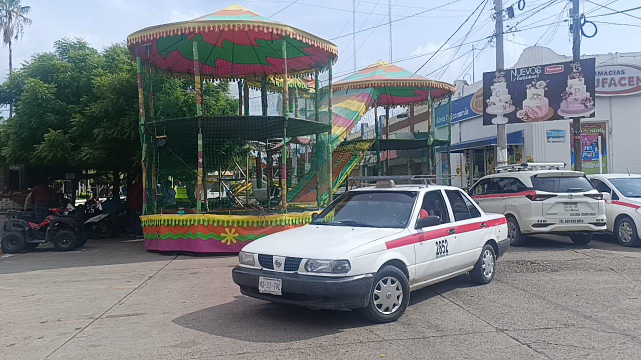 $!Obstrucción de calle Gabriel Leyva en Escuinapa afecta a locatarios y taxistas, aseguran