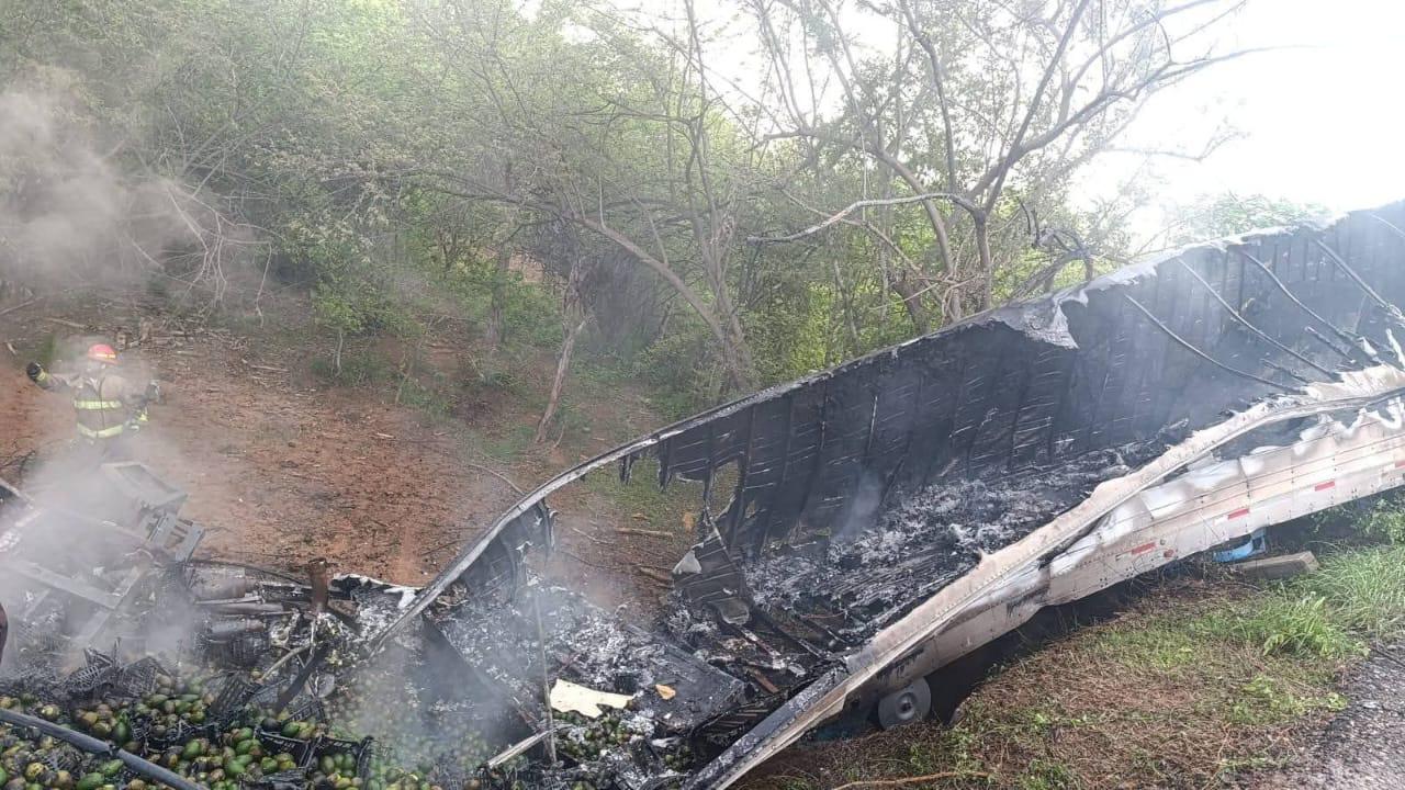 $!Conductor muere tras accidente e incendio de su tráiler en la autopista Tepic-Mazatlán
