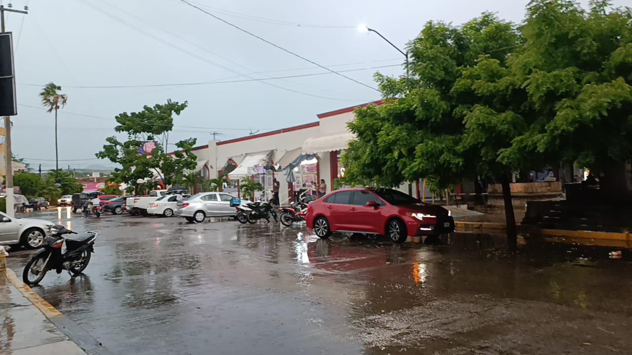 $!Ligera lluvia ‘disminuye’ el calor intenso en Escuinapa