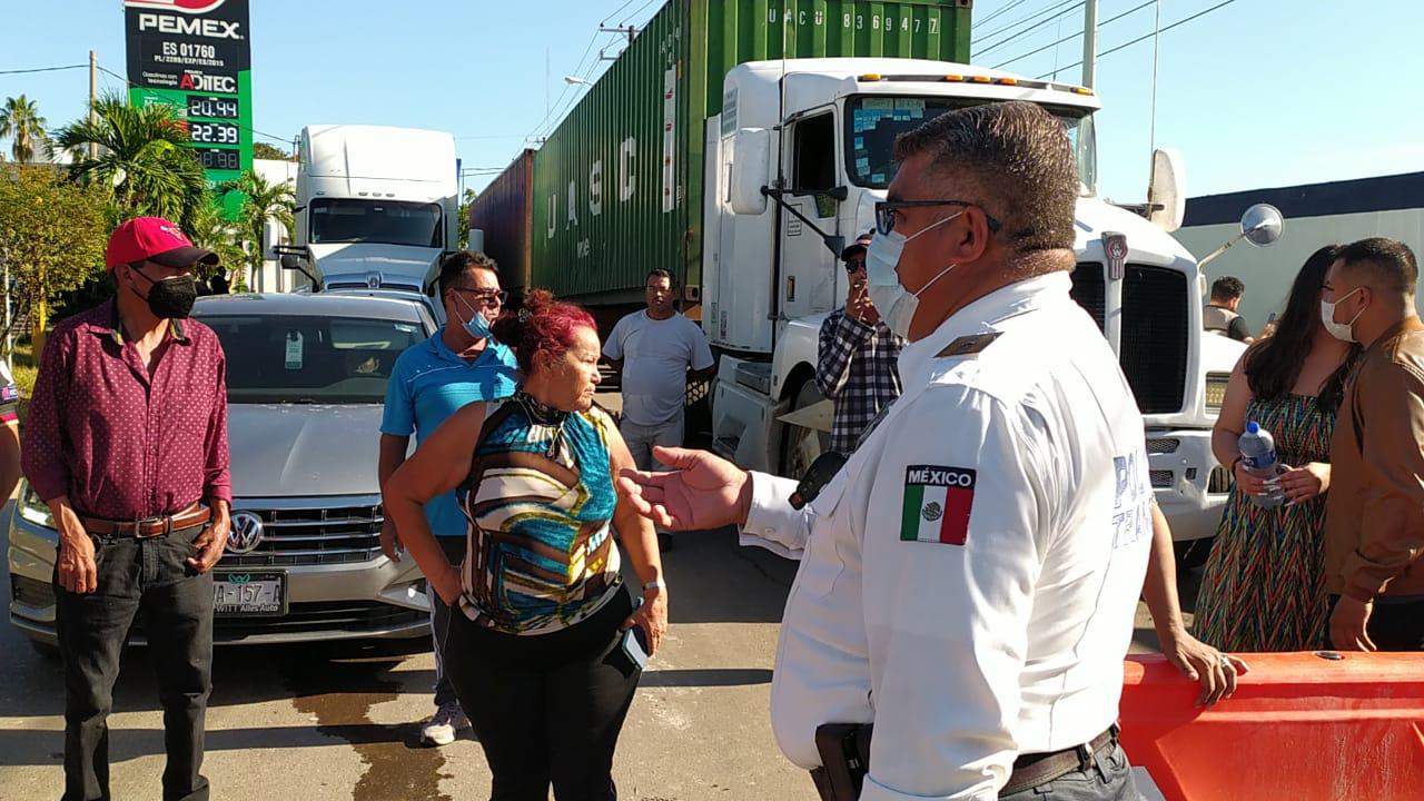 $!Luego de 30 horas sin luz, vecinos de la Colonia Gabriel Leyva toman la Avenida Emilio Barragán, en Mazatlán
