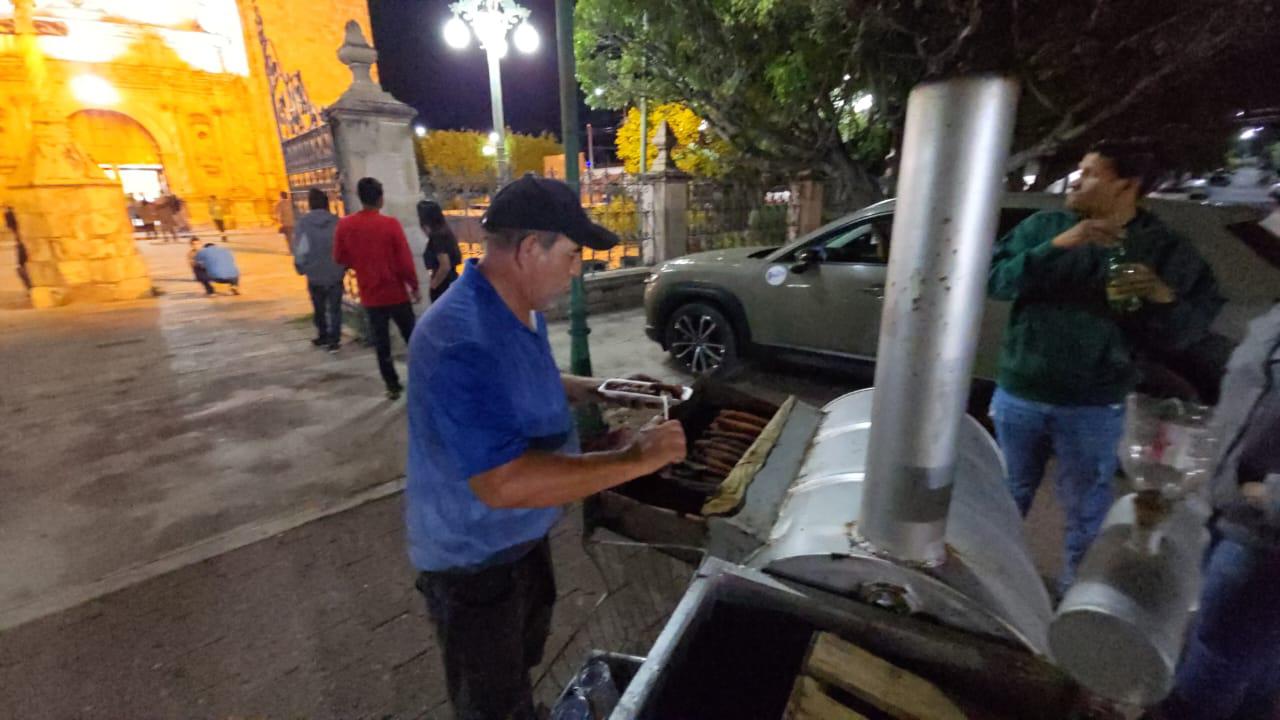 $!Tradición con sabor: José Luis Martínez, tres décadas de plátano enmielado en Rosario