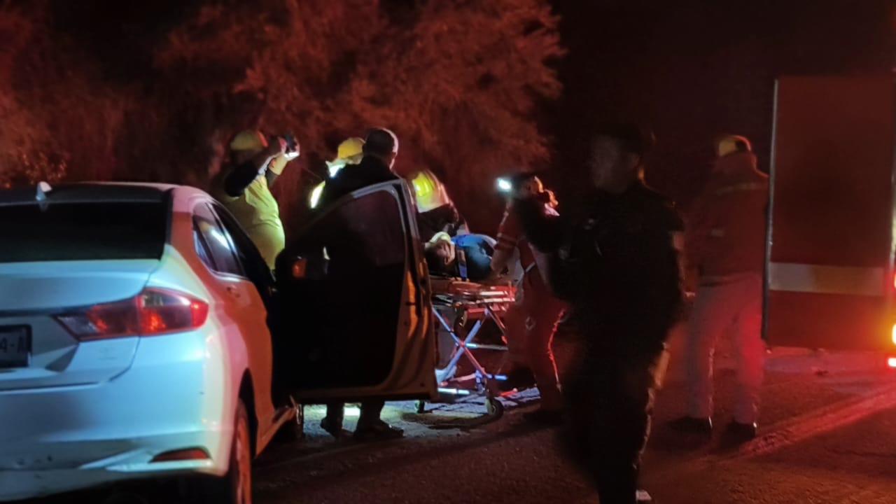 $!Conductor resulta herido tras aparatoso accidente entre vehículo y tráiler en Rosario