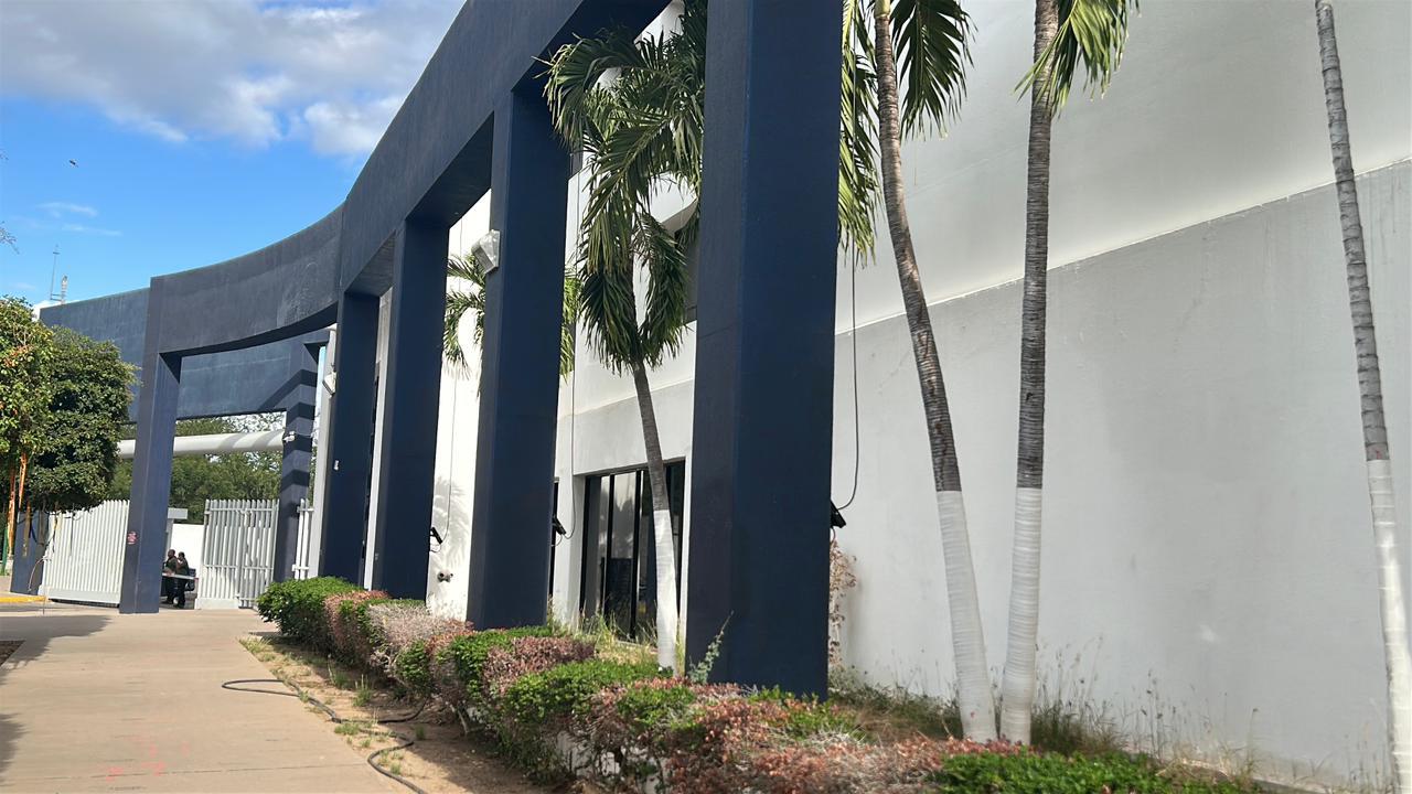 $!Fiscalía de Sinaloa borra en pocas horas pintas feministas tras protesta por casos de violencia