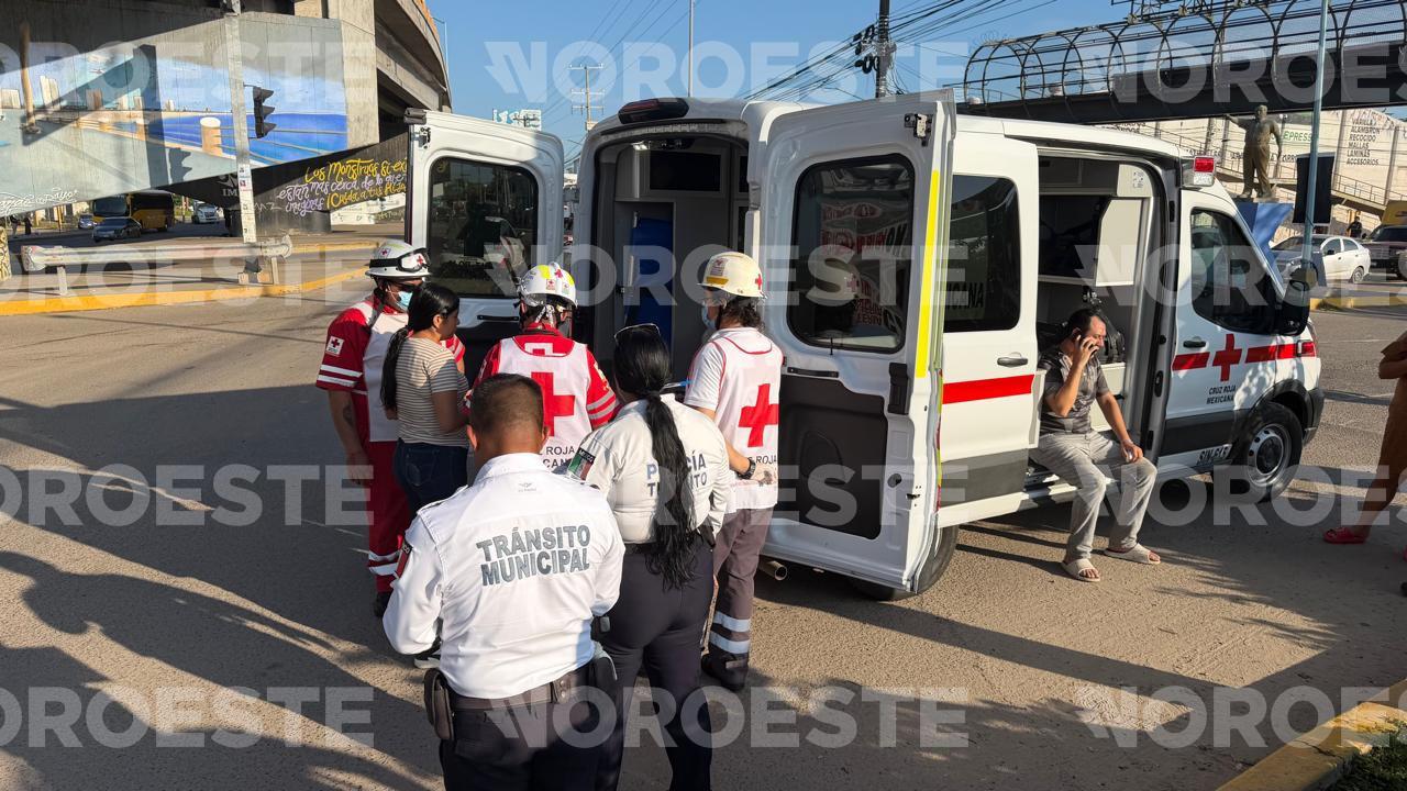 $!Auto choca contra ‘ranchobús’ en crucero del Libramiento Colosio y Clouthier en la Flores Magón, en Mazatlán