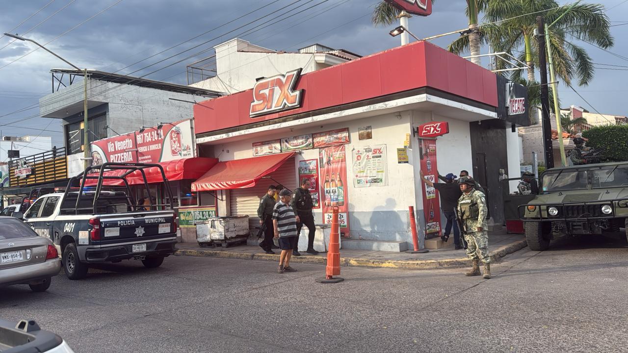 $!Hombre resulta herido de bala en expendio de cervezas, mientras trabajaba, en Culiacán