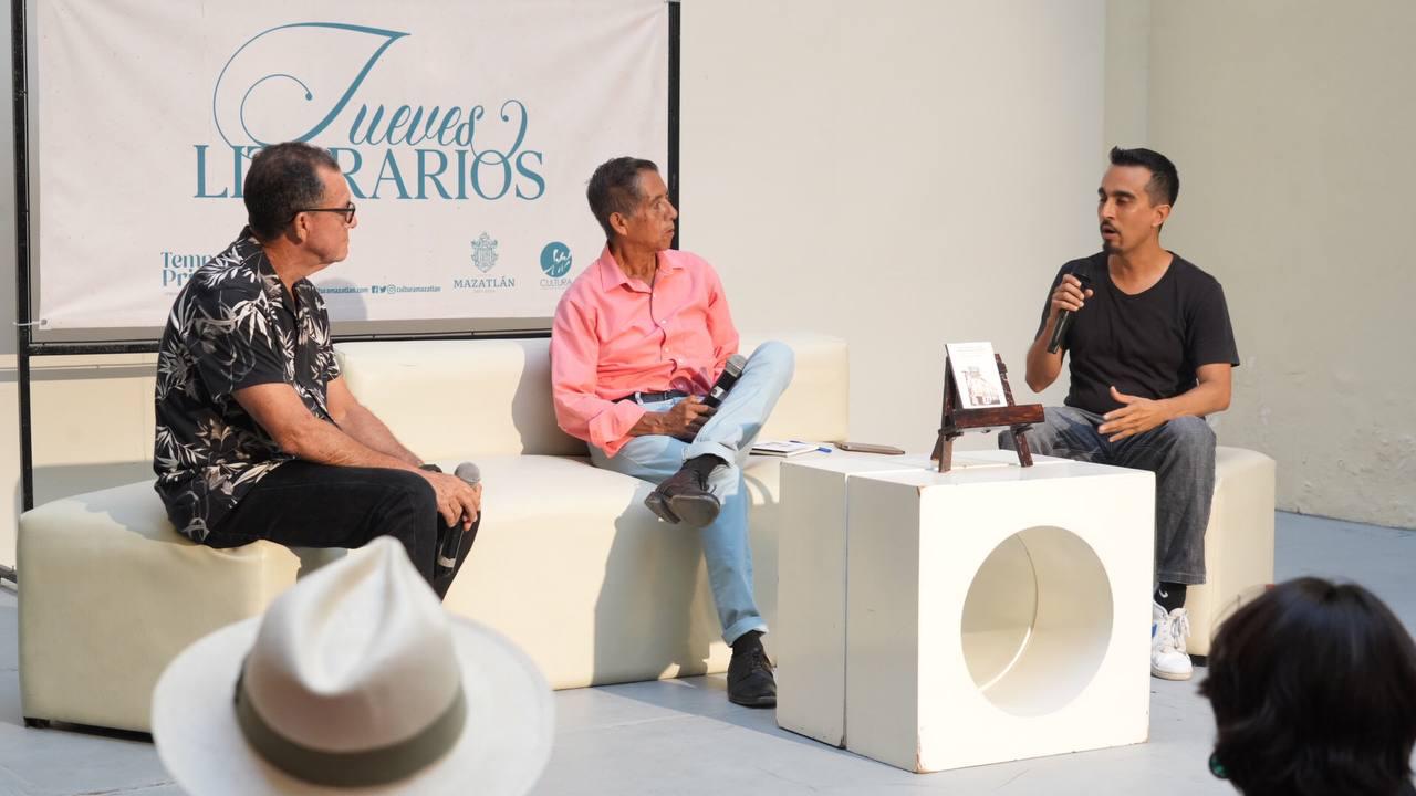 $!En el panel acompañaron al escritor Luis Antonio Martínez y Fernando Alarriba.