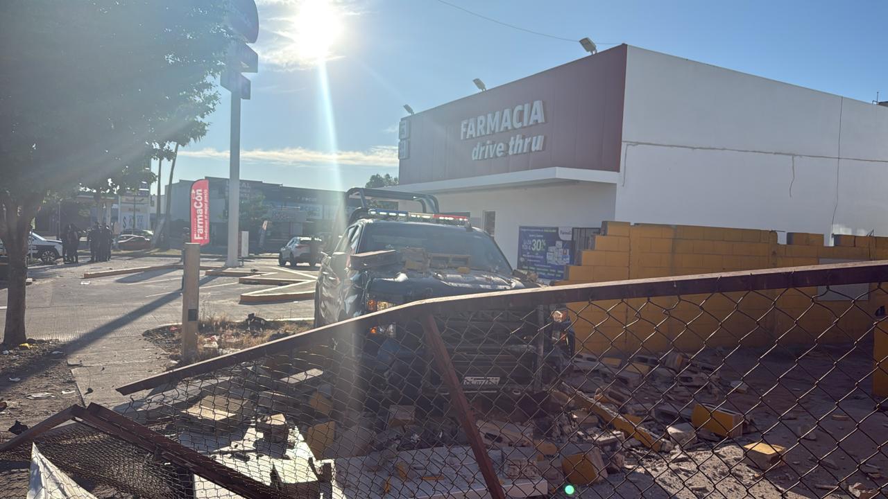 $!Patrulla de la Policía Municipal de Culiacán se estrella contra domicilio tras percance vial en el fraccionamiento Villas del Rio