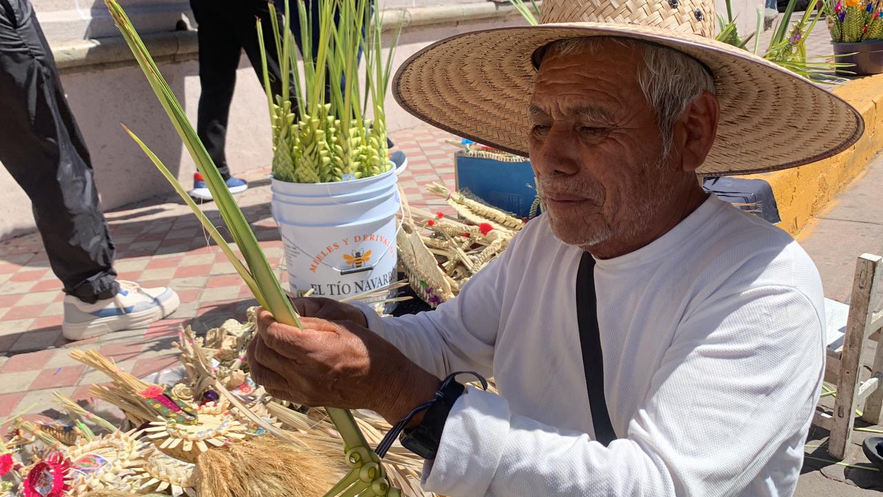 $!Don José comparte sus 50 años de experiencia de tejer la palma