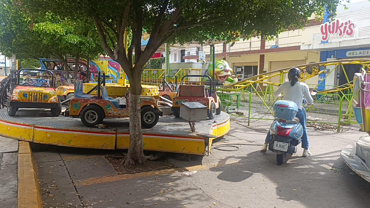 $!Obstrucción de calle Gabriel Leyva en Escuinapa afecta a locatarios y taxistas, aseguran