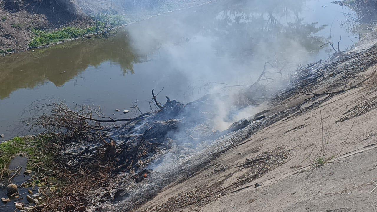 $!Quema de desechos de árboles y basura contamina el arroyo buñigas en Escuinapa