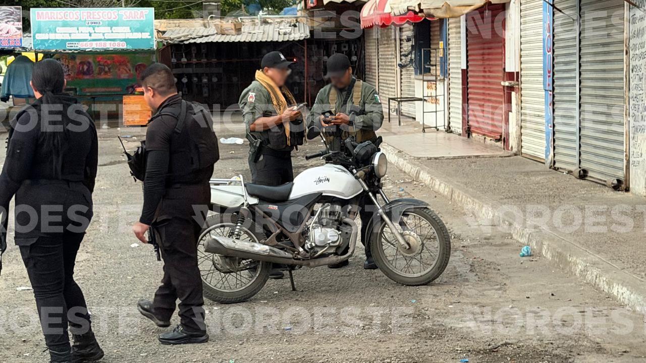 $!Mujer resulta herida por bala perdida cuando circulaba en moto en la colonia Flores Magón, en Mazatlán