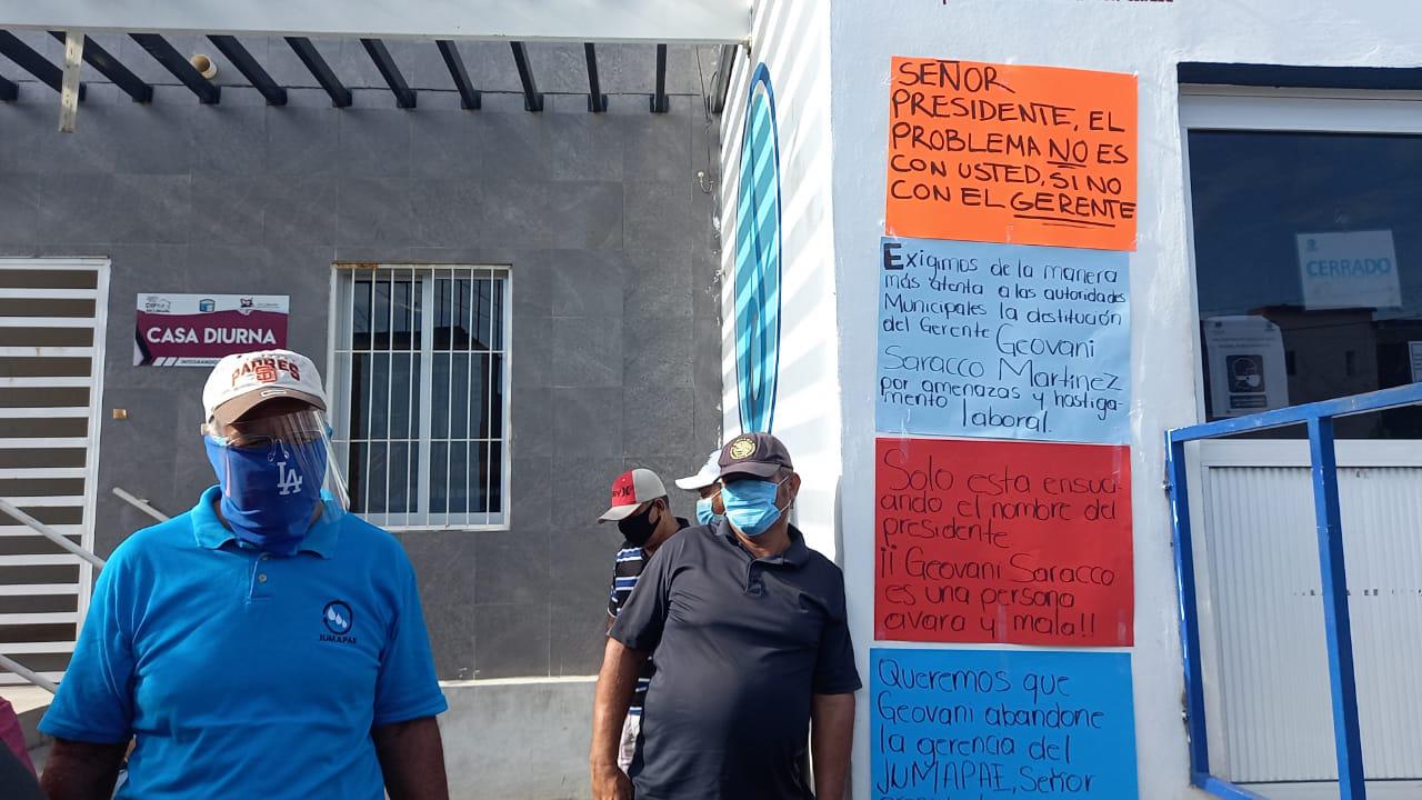 $!En Escuinapa, empleados de la Jumapae paran labores; exigen cese del gerente