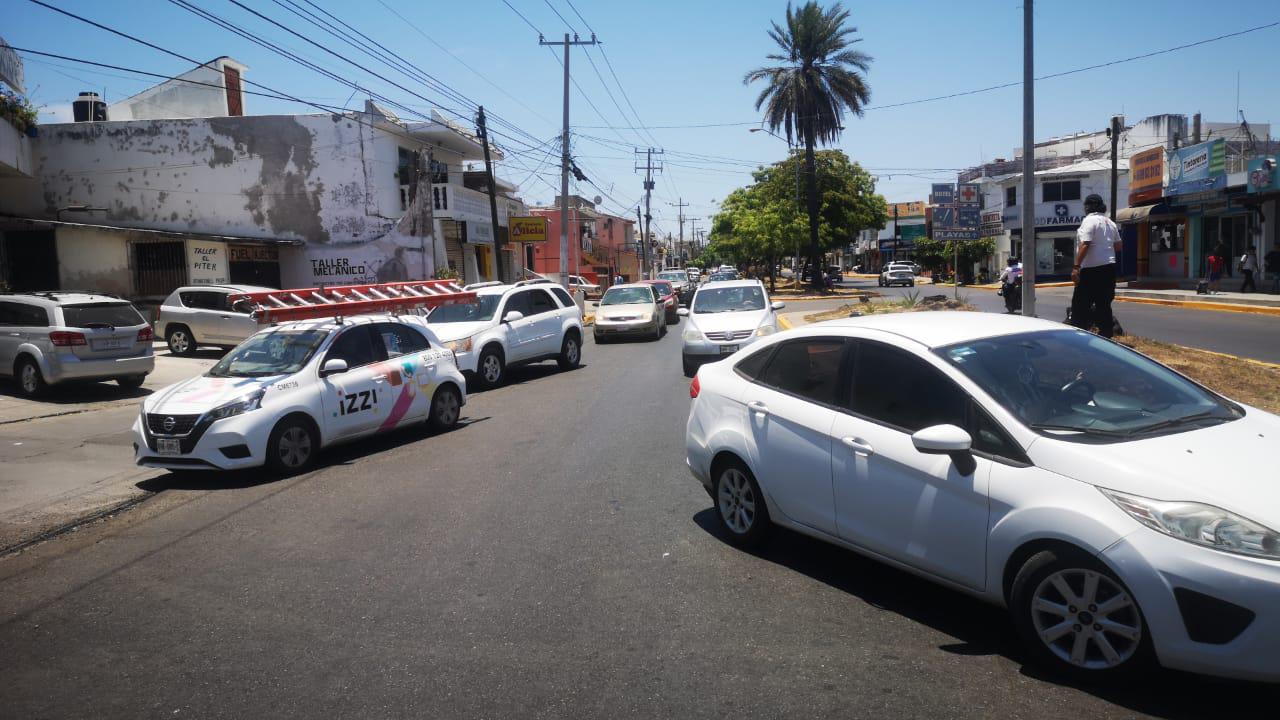 $!Precaución: Bloquean la Avenida Insurgentes frente a la López Mateos en Mazatlán