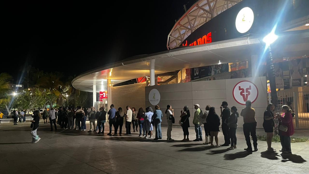 $!Elementos de seguridad resguardan largas filas previo a la coronación de los Juegos Florales, en el Carnaval de Mazatlán