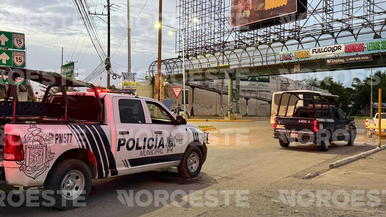 $!Mujer resulta herida por bala perdida cuando circulaba en moto en la colonia Flores Magón, en Mazatlán