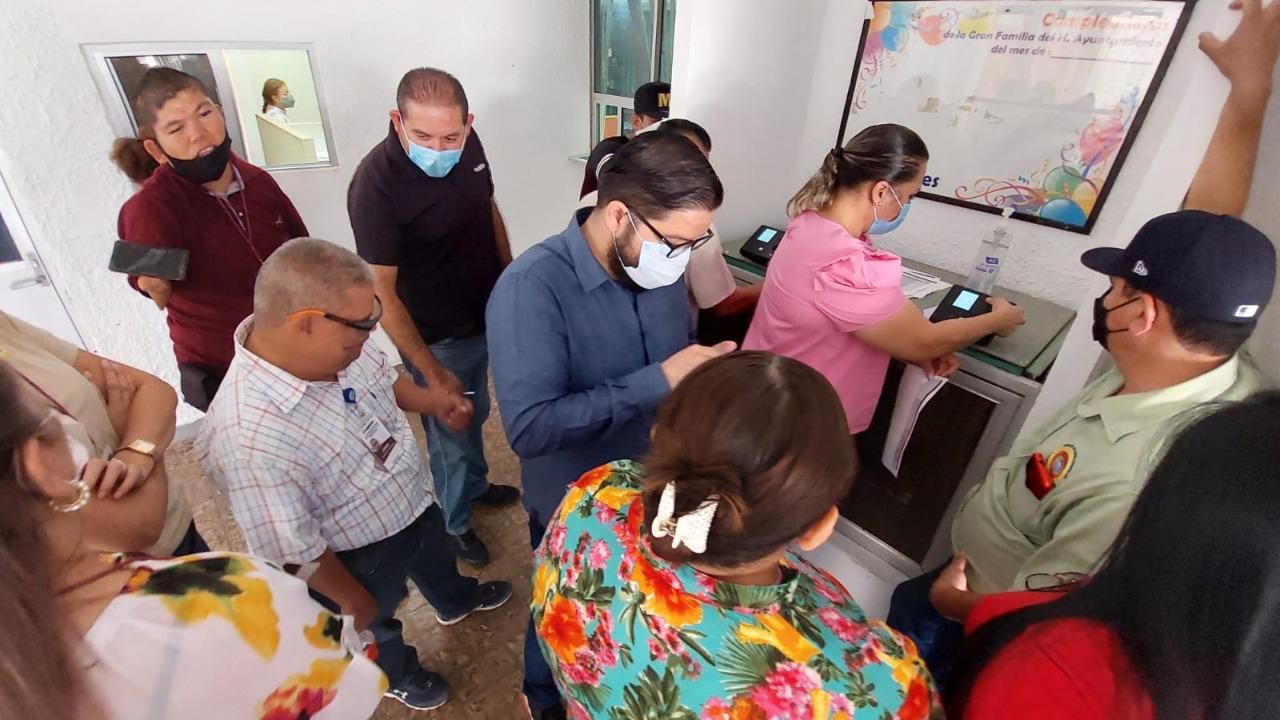 $!En Guasave, empleados del Ayuntamiento ahora tendrán que checar entradas y salidas