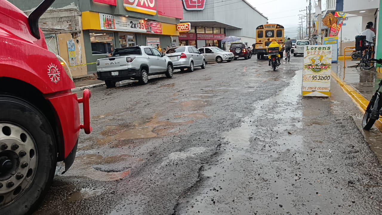 $!Lluvias dañan reencarpetado de avenida en Escuinapa