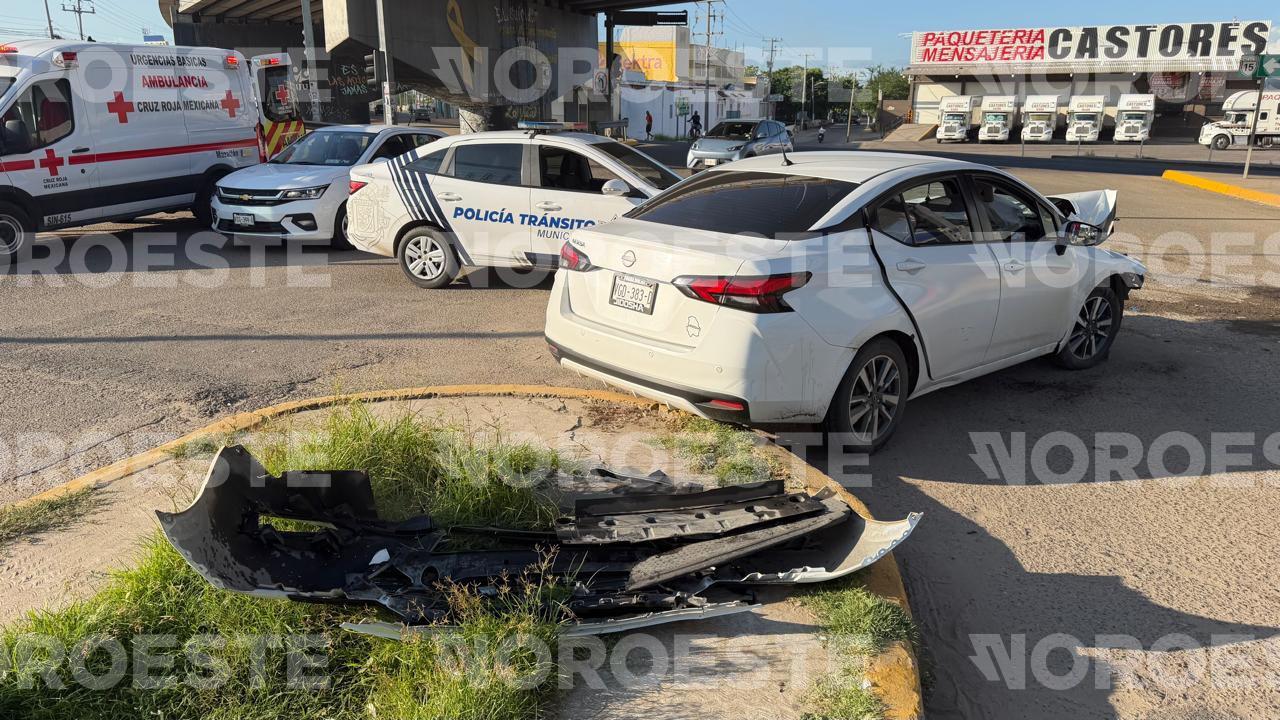 $!Auto choca contra ‘ranchobús’ en crucero del Libramiento Colosio y Clouthier en la Flores Magón, en Mazatlán