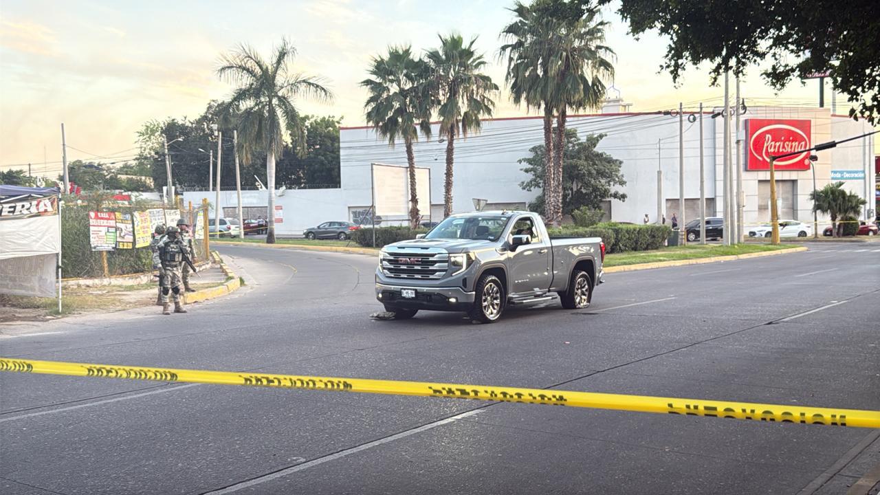 $!Persiguen y asesinan a dos jóvenes hombres en el sector Tres Ríos de Culiacán
