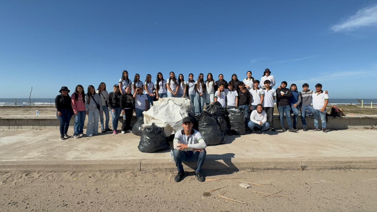 $!Alumnos de Conalep Rosario participan en limpieza de playa El Caimanero rumbo a Semana Santa