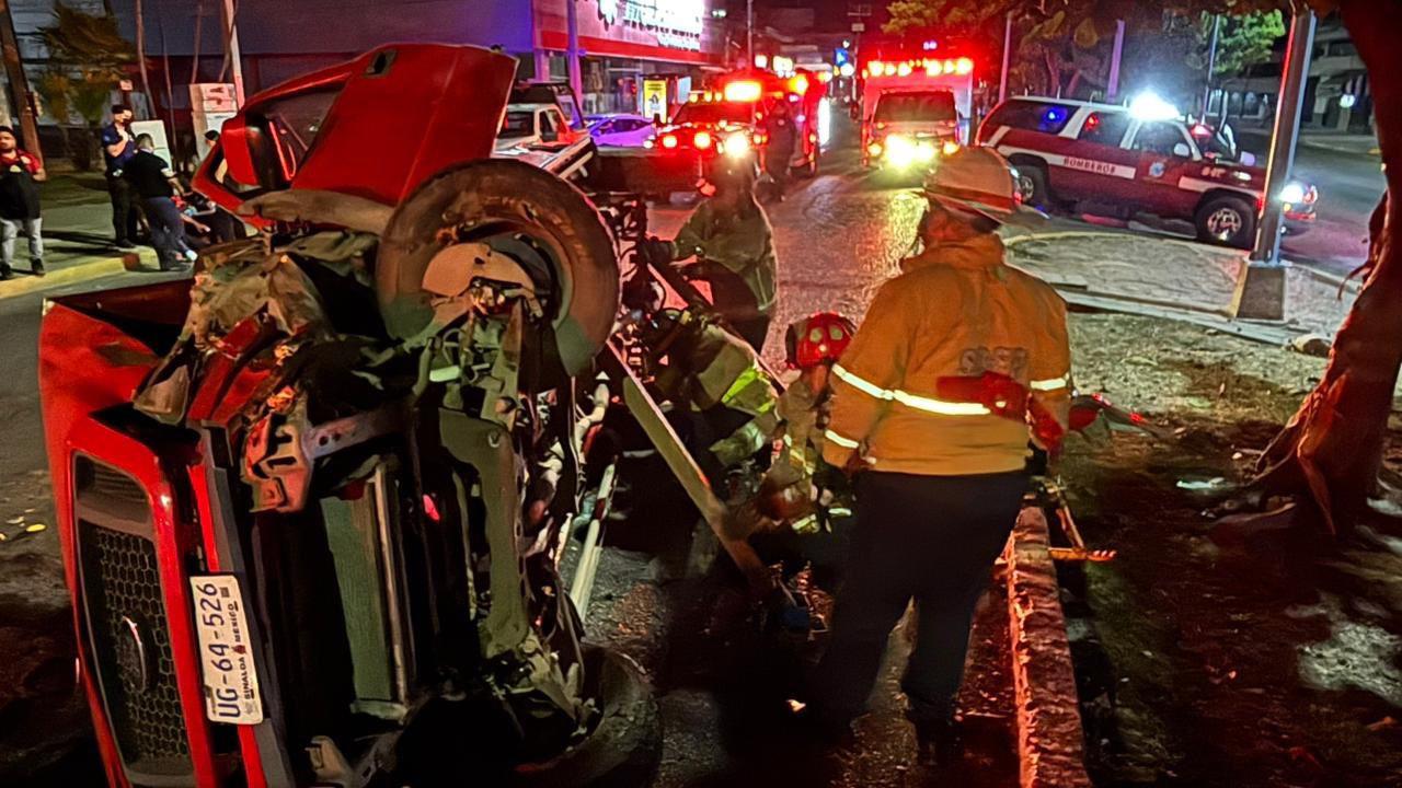 $!Incendio de palmeras y maleza alcanzan vehículos de una agencia automotriz en Mazatlán